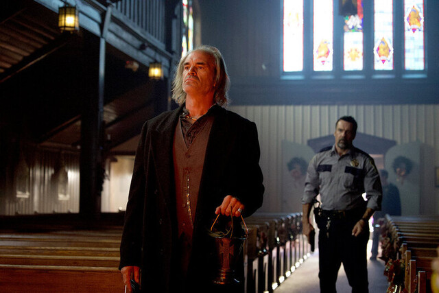 Kann der Untergangsprophet (Steven Ogg, l.) Sheriff Wayne Cypress (David James Elliott) weiterhelfen?