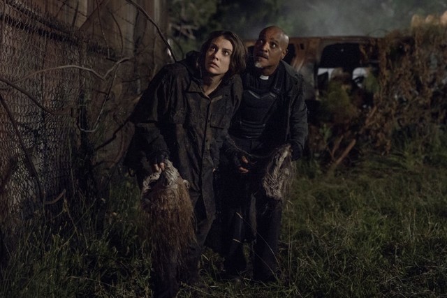 Maggie (Lauren Cohan) und Gabriel (Seth Gilliam) schleichen sich hinter die feindlichen Linien.