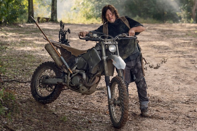 Daryl (Norman Reedus) muss sein Motorrad schieben.