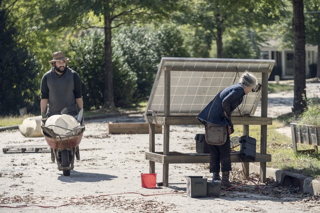 Jerry (Cooper Andrews) sorgt sich um Carol (Melissa McBride).