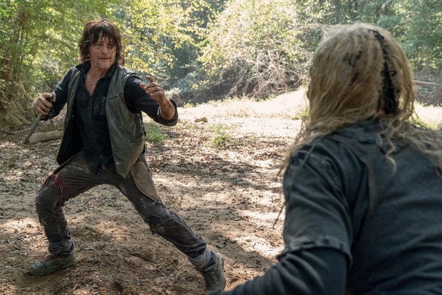 Daryl (Norman Reedus) und Alpha (Samantha Morton) liefern sich einen erbarmungslosen Kampf.