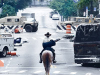 Rick Grimes reitet in die Stadt.