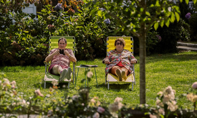 Die Nachbarn Mitch (Richard Kind) und Mo (Margo Martindale) haben die Brannocks gleich auf dem Kieker.