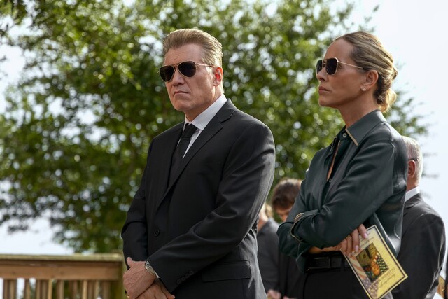 Patriarch und Power-Gattin: Harlan (Holt McCallany) und Belle Buckley (Maria Bello) haben Havenport im Griff. Denken sie.
