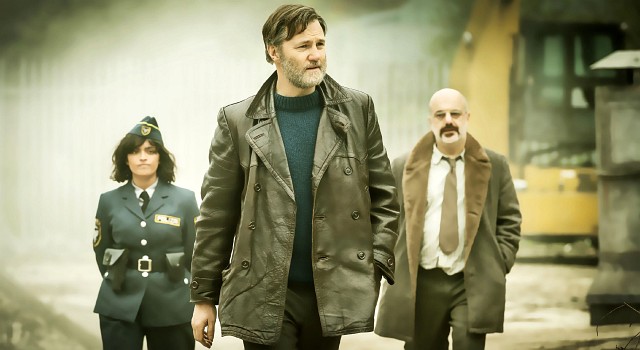 Constable Corwi (Mandeep Dhillon) mit Inspector Tyador Borlú (David Morrissey) und Naustin (Dana Haqjoo) in Besźel