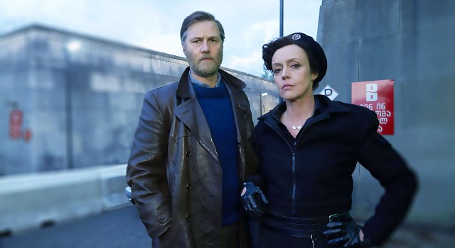 Inspector Tyador Borlú (David Morrissey) mit Senior Detective Dhatt (Maria Schrader) in UL Qoma