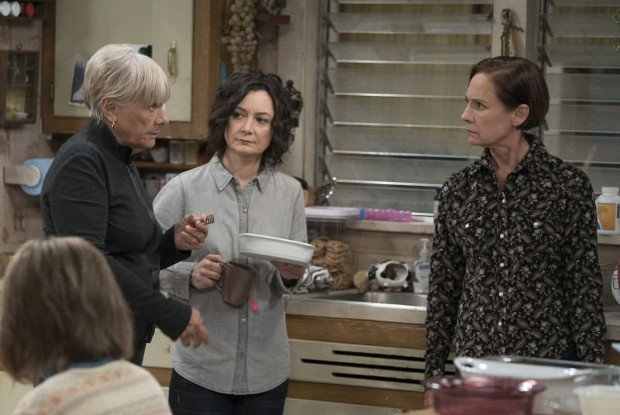 Roseannes Mutter Beverly (Estelle Parsons), Tochter Darlene (Sara Gilbert) und Schwester Jackie (Laurie Metcalf)