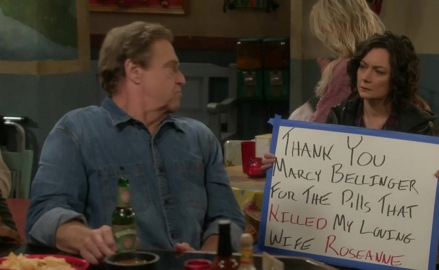 "Danke Marcy Bellinger, für die Pillen, die meine liebevolle Ehefrau ROSEANNE GETÖTET haben" - Darlene (Sara Gilbert) ist mit der Maßnahme ihres Vaters Dan (John Goodman) nicht einverstanden.