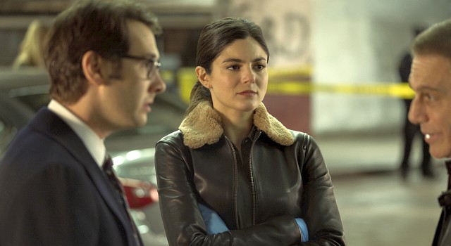Vasquez (Monica Barbaro, M.) steht häufiger zwischen TJ (Josh Groban, l.) und Tony Senior (Tony Danza)