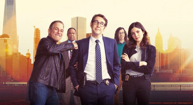 Das (erweiterte) Ermittlerteam von TJ (Josh Groban, M.): Sein Vater Tony Senior (Tony Danza), der auf die Pensionierung schielende Burl Loomis (Isiah Whitlock jr.), Bürokraft Ryan (Bill Kottkamp) und Cara Vasquez (Monica Barbaro)