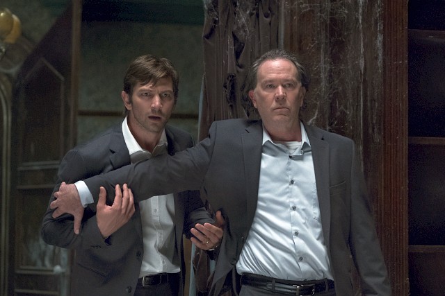 Timothy Hutton (r.) mit Michiel Huisman