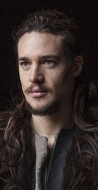 Alexander Dreymon spielt den erwachsenen Uthred