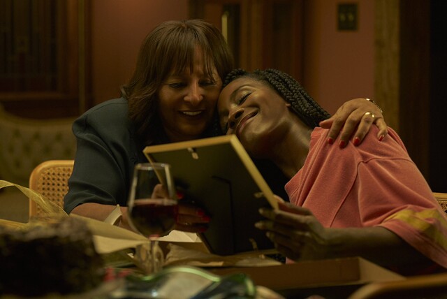 Deborah Ayonride und Pam Grier in "Them: The Scare"