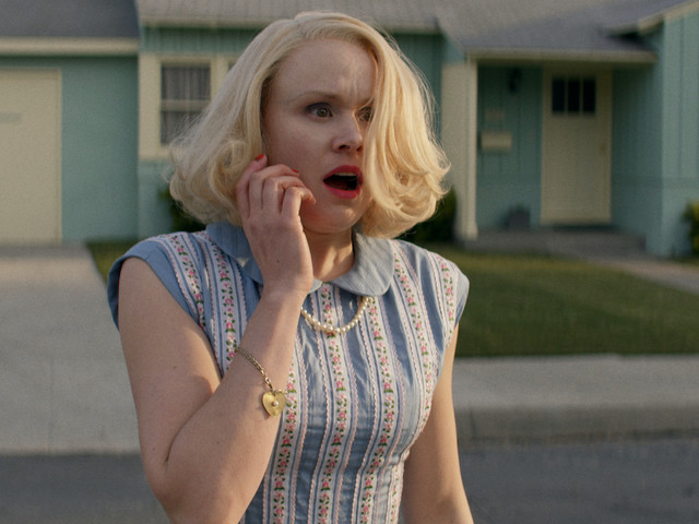 Betty (Alison Pill) in Panik: Geht's mit der Nachbarschaft bergab?