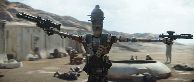 IG-11 (gesprochen von Regisseur Taika Waititi, der etwa die "Thor"-Filme im MCU dreht.)