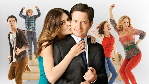 Mike Henry (Michael J. Fox) mit Ehefrau Annie (Betsy Brandt, m.), ihren gemeinsamen drei Kindern und seiner Schwester Leigh (Katie Finneran) (r.).