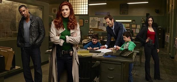 Detective Laura Diamond (Debra Messing, 2. v. l.) steht ihre Frau