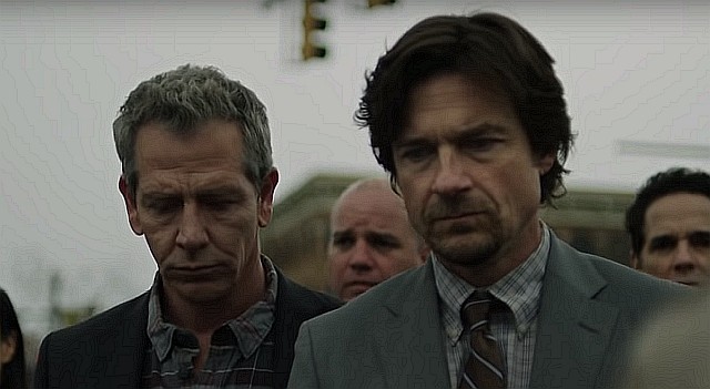 Detective Anderson (Ben Mendelsohn, l.) nimmt den Hauptverdächtigen Terry Maitland (Jason Bateman) fest.