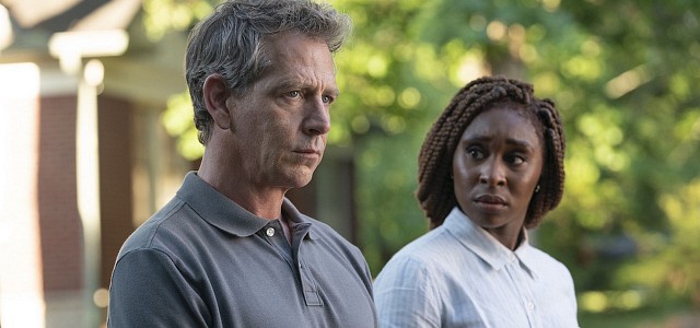 Der rationale Anderson (Ben Mendelsohn, l.) arbeitet mit der für ungewöhnliche Möglichkeiten offenen Holly Gibney (Cynthia Erivo) zusammen.