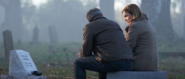 Ralph Anderson (Ben Mendelsohn) zusammen mit seiner Frau Jeannie (Mare Winningham) am Grab des gemeinsamen Sohnes.
