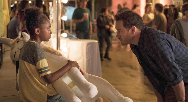 Amy (Saniyya Sidney) erweckt in FBI-Agent Brad (Mark-Paul Gosselaar) väterliche Instinkte wieder