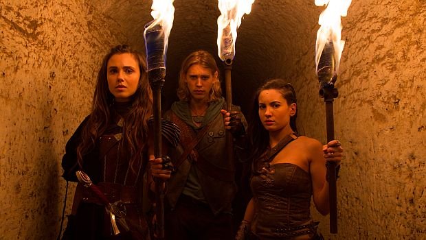 Drei Hauptfiguren in engen Klamotten und unnatürlichen Farben: Amberle (Poppy Drayton), Will (Austin Butler) und Eritrea (Ivana Baquero)