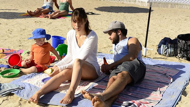Gleich wird das Leben von Cora (Jessica Biel) und Ehemann Mason (Christopher Abbott) eine dramatische Wendung nehmen...