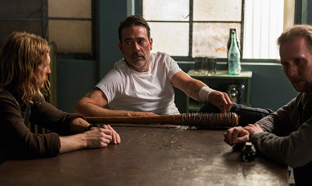Dwight (Austin Amelio) mit Negan (Jeffrey Dean Morgan) und Gavin (Jayson Warner Smith) in der Episode "Die Beichte"
