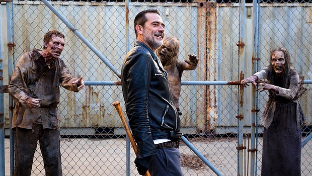Negan (Jeffrey Dean Morgan) demonstriert seine Pläne zur biologischen Kriegsführung.