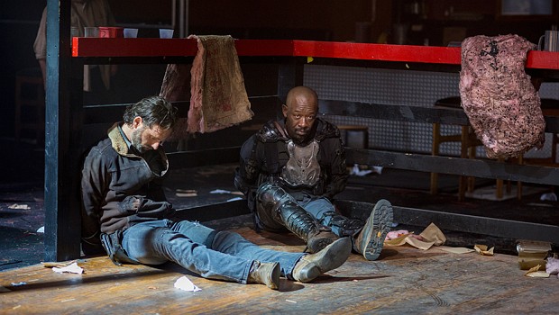 Zunächst sieht alles eher nach einem unguten Erwachen für Rick (Andrew Lincoln) und Morgan (Lennie James) aus ...