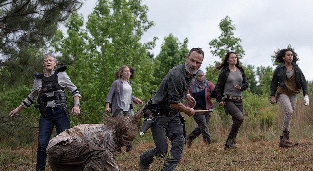 Carol (Melissa McBride), Laura (Lindsley Register), Rick (Andrew Lincoln), Nabila (Nadine Marissa), Kathy (Nicole Barré) und Cyndie (Sydney Park) (v.l.) kommen gerade noch rechtzeitig