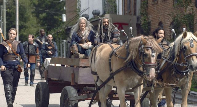 Dianne (Kerry Cahill), Carol (Melissa McBride), Ezekiel (Khary Payton) und Jerry (Cooper Andrews) sind mit ihrem Beutezug zufrieden.