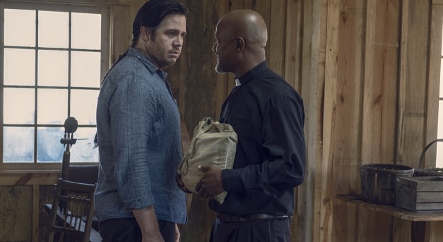 Eugene (Josh McDermitt) redet Gabriel (Seth Gilliam) ins Gewissen