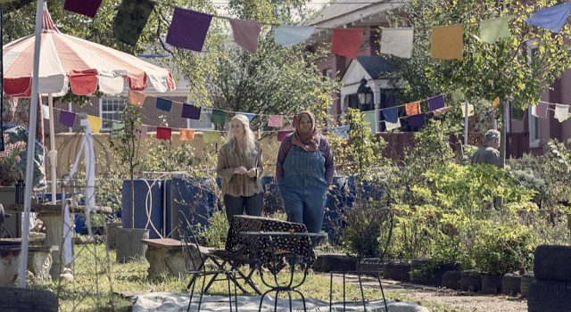 Carol (Melissa McBride) und Nabila (Nadine Marissa) freuen sich auf den anstehenden Jahrmarkt.