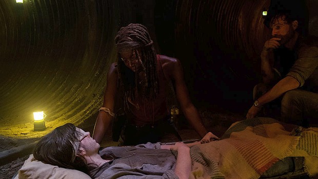 Michonne (Danai Gurira) und Rick (Andrew Lincoln) an Carls (Chandler Riggs) Todesbett