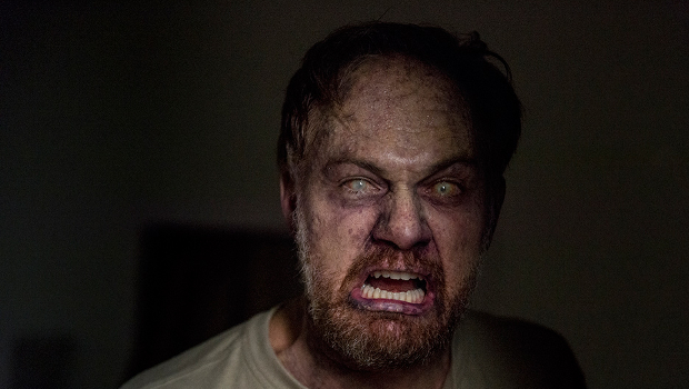 Tobin (Jason Douglas) stirbt und wird zum Walker