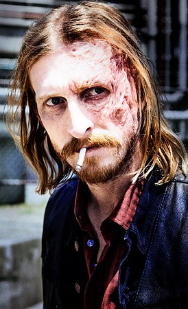 Ehemals die rechte Hand von Negan wurde Dwight (Austin Amelio) am Ende von Staffel sieben zum Doppelagenten. Er hat allen Grund den Anführer der Saviors zu hassen, spielt aber ein sehr gefährliches Spiel.