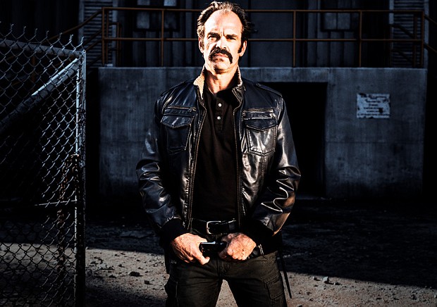 Simon (Steven Ogg)ist Negan treu ergeben und stellt dessen Entscheidungen niemals in Frage. In Brutalität und Rücksichtslosigkeit steht er dem Anführer der Saviors in nichts nach.
