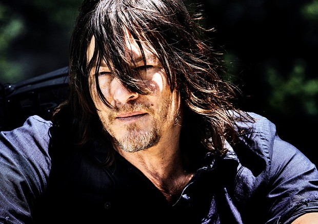 Die Gefangenschaft bei den Saviors hat bei Daryl Dixon (Norman Reedus) Spuren hinterlassen. Negan hat es nicht geschafft ihn zu brechen, aber er hat ihn verändert. Obwohl Daryl nach wie vor loyal zur Gruppe steht, bereitet seine zunehmend kaltblütige Art den anderen Sorgen.
