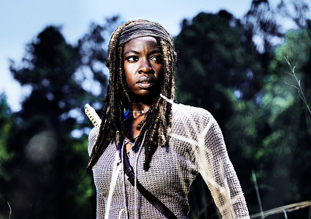 Michone (Danai Gurira) bildet mittlerweile mit Rick und Carl eine Art Patchwork-Familie. Sie ist eine der wichtigsten Bezugspersonen für Rick und eine der fähigsten Kämpferinnen in Alexandria. Sie war auch diejenige, die Rick schließlich wieder aufbaute und ihn überzeugte, den Kampf gegen Negan aufzunehmen.