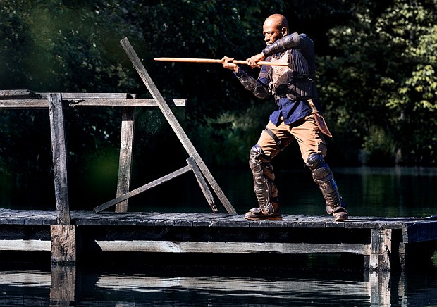 Auch Morgan (Lennie James) hat lange Zeit versucht Gewalt und Tod aus seinem Leben zu verbannen, musste aber letzendlich einsehen, dass daran manchmal kein Weg vorbeigeht.