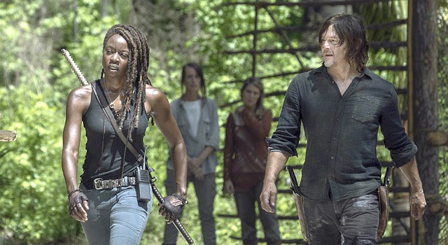 Michonne (Danai Gurira) und Daryl (Norman Reedus) statten Oceanside einen Besuch ab.