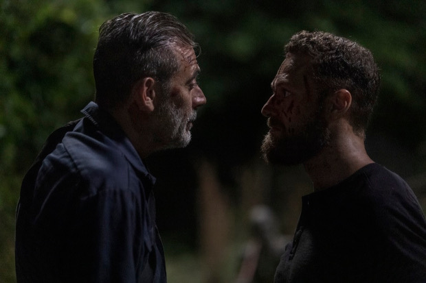 Negan (Jeffrey Dean Morgan) und Aaron (Ross Marquand) müssen über ihren Schatten springen.