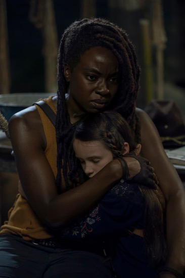 Michonne (Danai Gurira) fällt der Abschied von Judith (Cailey Fleming) sichtlich schwer.