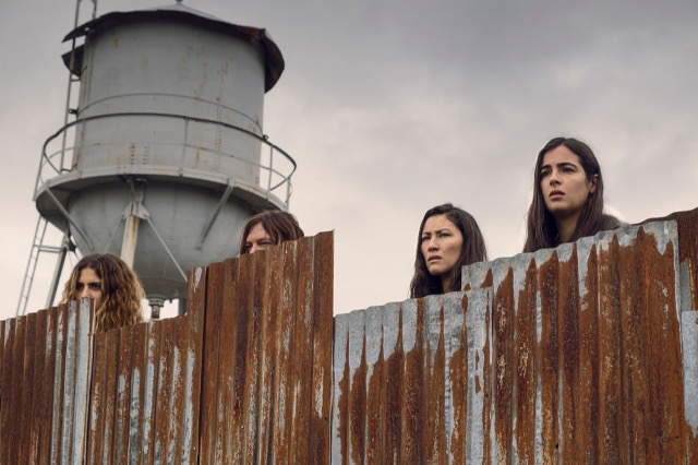 Magna (Eleanor Matsuura), Daryl (Norman Reedus), Yumiko (Eleanor Matsuura) und Tara (Alanna Masterson) sind vom Anblick der Whisperer schockiert