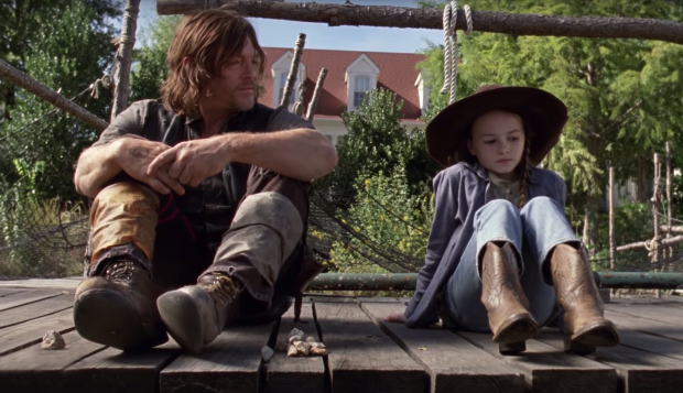 Daryl (Norman Reedus) und Judith (Cailey Fleming)