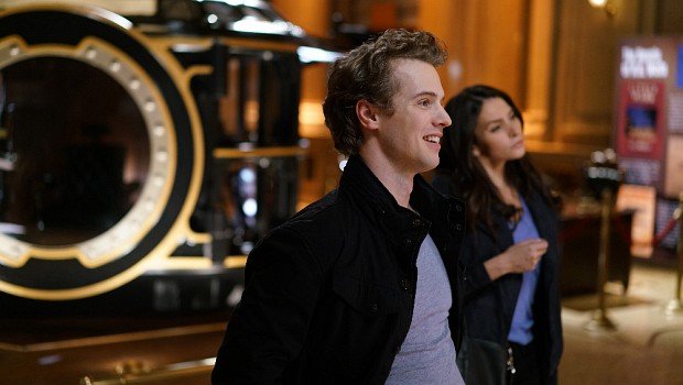 H.G. Wells (Freddie Stroma) und Kuratorin Jane Walker (Genesis Rodriguez)vor der Zeitmaschine im Museum