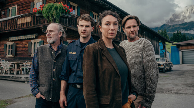 Fanny Gruber (Ursula Strauss) mit Vater Hannes (Sven-Eric Bechtolf, l.), Sohn Tobi (Noah L. Perktold, 2. v. l.) und ihrem "Ex" Günter (Kai Ivo Baulitz, r.)