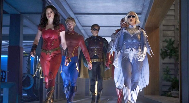 Die "alten" Titans, wie sie in die Schlacht ziehen: Wondergirl, Aqualad, Robin, Hawk und Dove.