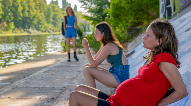 Heidi (Odine Johne, l.), Akki (Lea van Acken, M.) und Becky (Kristin Suckow) warten aufs Baby.